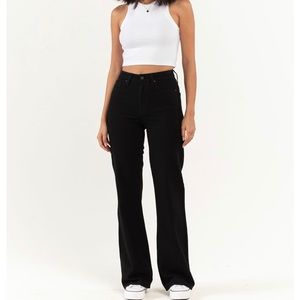 Super cute black high rise flare jeans!!☕️🖤